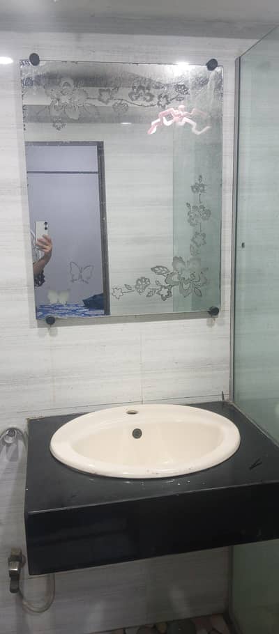 wash besen with sllip and mirror