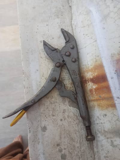 grip locking plier