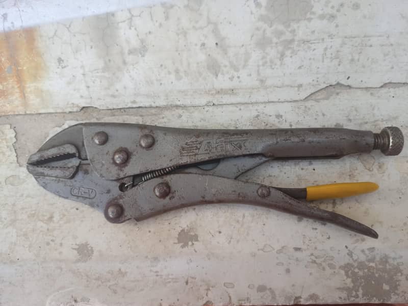 grip locking plier 1