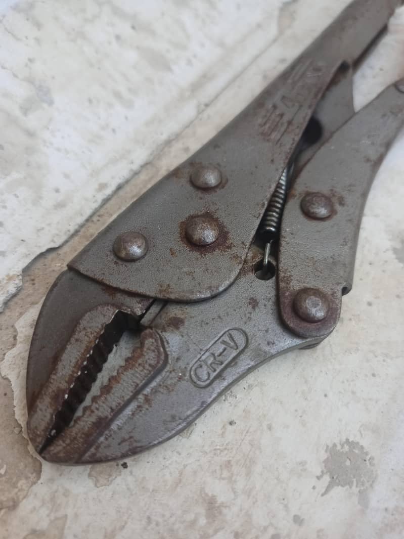 grip locking plier 2