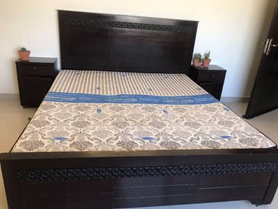 Bed with side tables 0-3-1-1-5-1-3-0-1-7-5