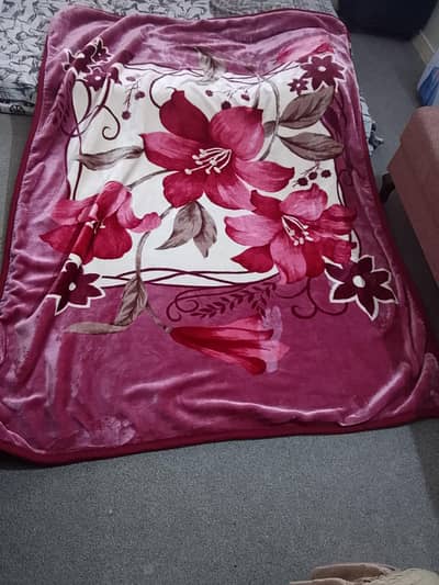 Excellent condition blanket. Soft and comfy