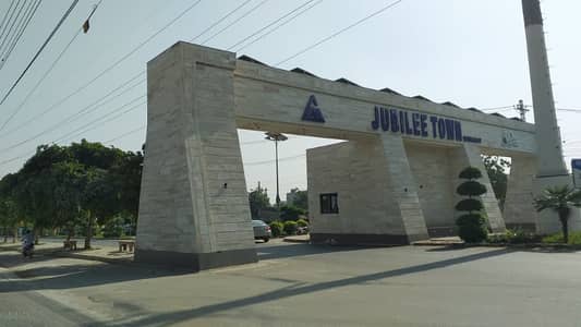 25 MARLA PLOT 5 MARLA EXCESS AREA PAID CORNER PLOT IN BLOCK E HOT LOCATION FOR SEMI COMMERCIAL LOVER