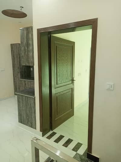 Elegant & Like Brand New 8 Marla House (Gas Available) Bahria Town
