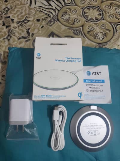 AT&T PROFESIONAL SERIES 15W WIRELESS CHARGING PAD USB -C FAST CHARGING