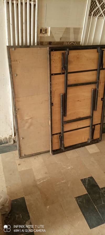 Decorations table and stall table