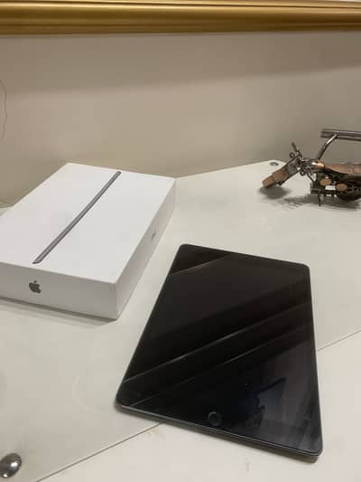 Ipad 8th generation 128 gb 10/10 condition with box