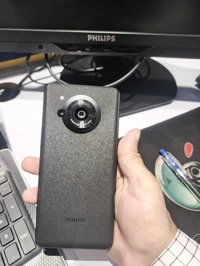 Sharp Aquos R7 No dot, No shade