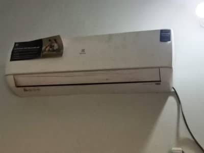 electrolux DC inverter like new 10 by 10. . just 1 seasons used. .