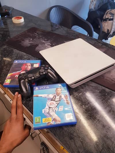 PlayStation 4 Slim (White) | Mint Condition | FIFA 19 & 20 cd