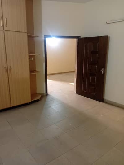 10 marla Uper Portion For rent in Ali Park lahore cantt 03174239240