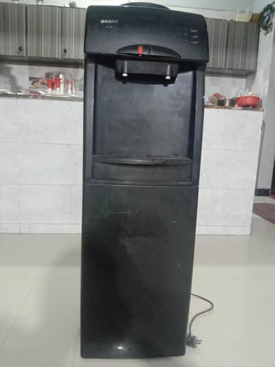 Water dispensers orient 10/10 condition all okay with refrigerator.