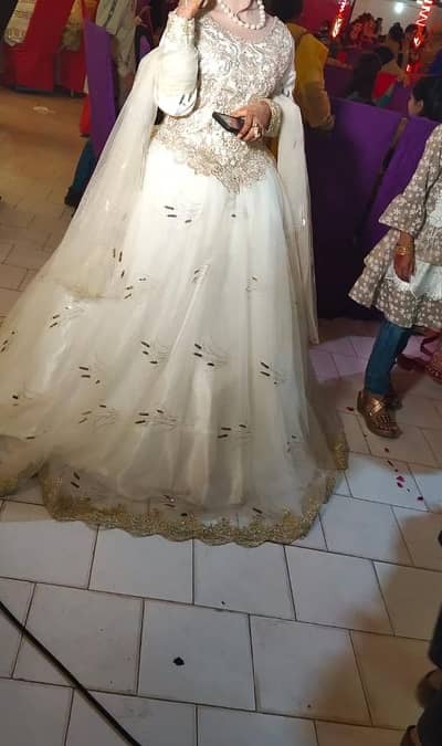 with color macxi  perfect condition  elegant Maxi white colour