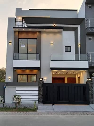 University Town 05 Marla House For Sale