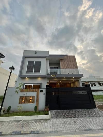 University Town 5 Marla House For Sale