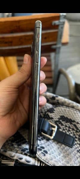 iphone 11 pro max 10/10 condition battery health 87 very neat mobile