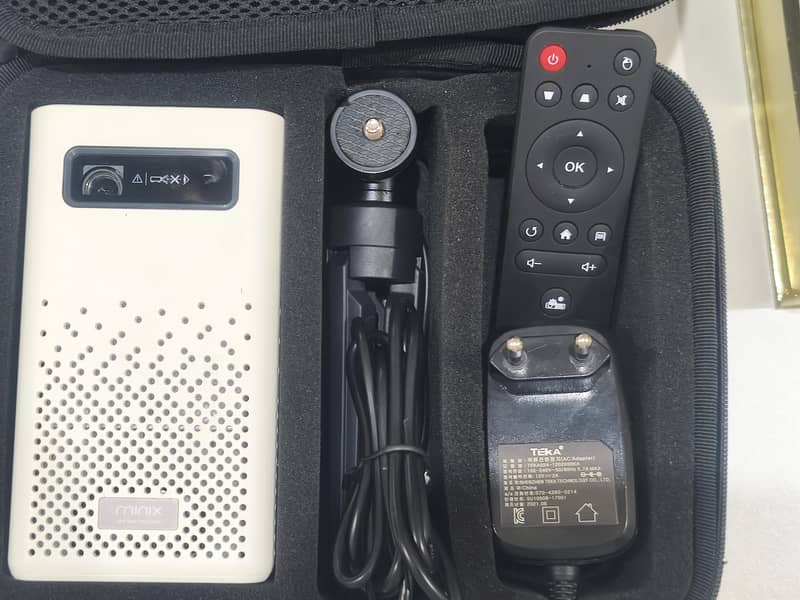 کورین کمپنی کا منی چارج ایبل زبردست پروجیکٹر   Minix  Mini projector 0