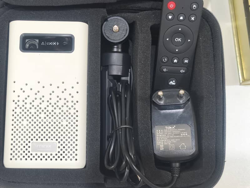 کورین کمپنی کا منی چارج ایبل زبردست پروجیکٹر   Minix  Mini projector 5