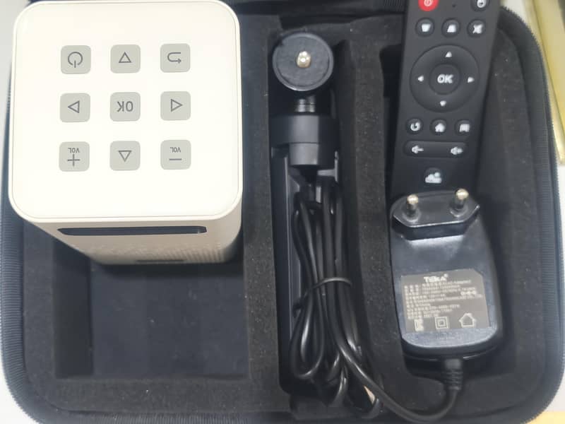 کورین کمپنی کا منی چارج ایبل زبردست پروجیکٹر   Minix  Mini projector 6