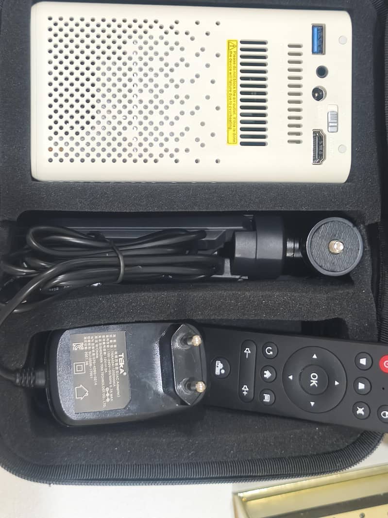 کورین کمپنی کا منی چارج ایبل زبردست پروجیکٹر   Minix  Mini projector 7