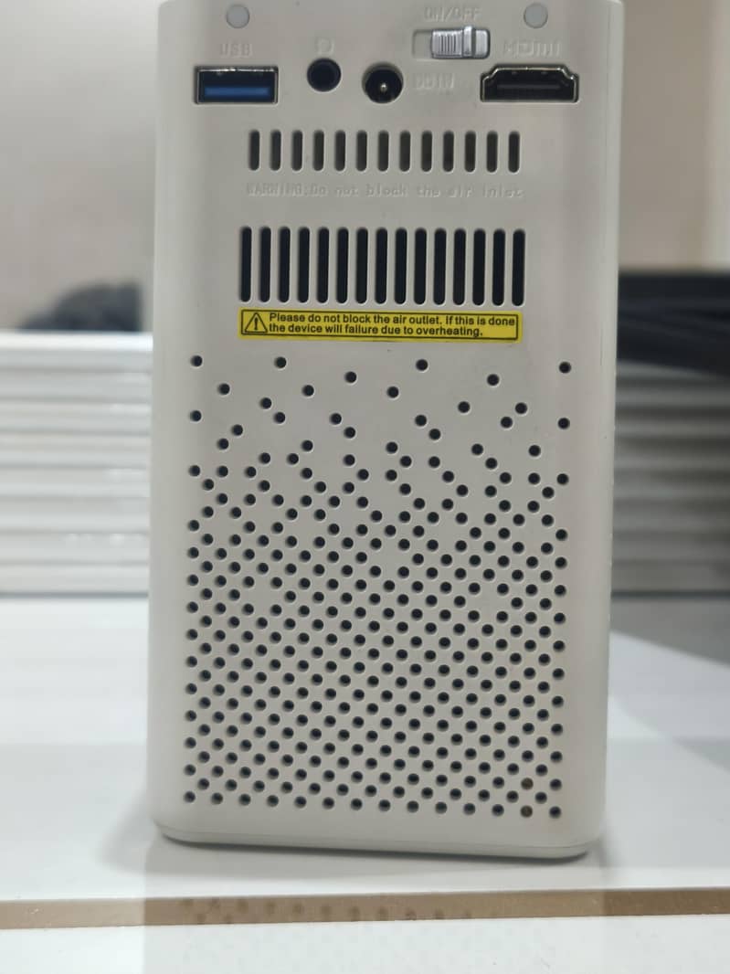 کورین کمپنی کا منی چارج ایبل زبردست پروجیکٹر   Minix  Mini projector 9