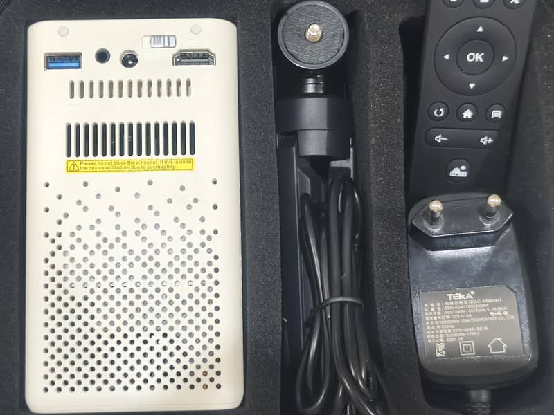 کورین کمپنی کا منی چارج ایبل زبردست پروجیکٹر   Minix  Mini projector 10