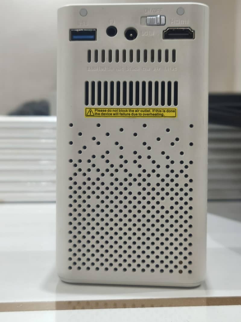 کورین کمپنی کا منی چارج ایبل زبردست پروجیکٹر   Minix  Mini projector 12