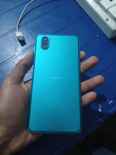 AQUOS R3