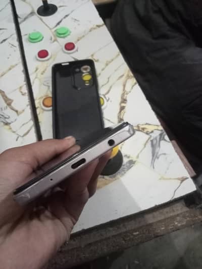 vivo y04 used condition box Nahi Hai or charging jenion SATH hai