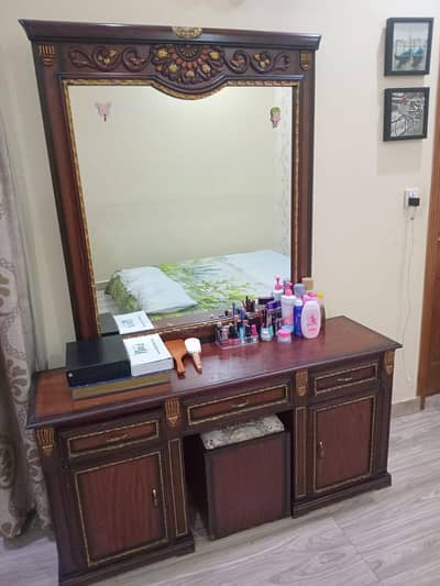 bed with sidetable and dressing table