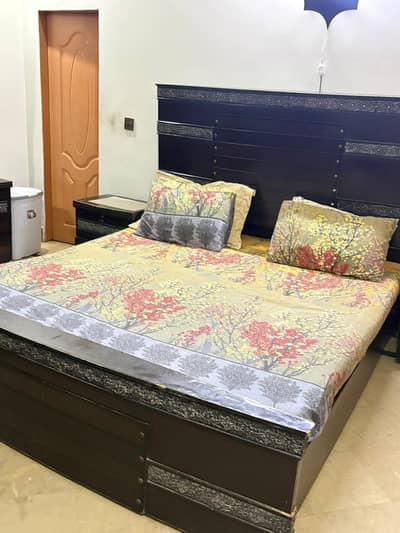 Elegant Brown Bedroom Set – Complete Package in Excellent Condition