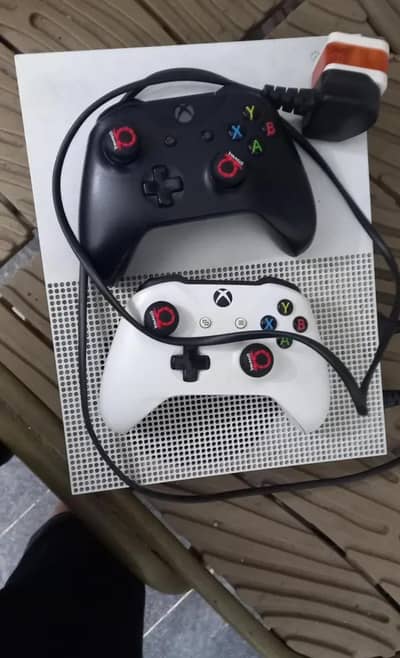 xbox one s with 2 controller good  condition game install hai 500gb