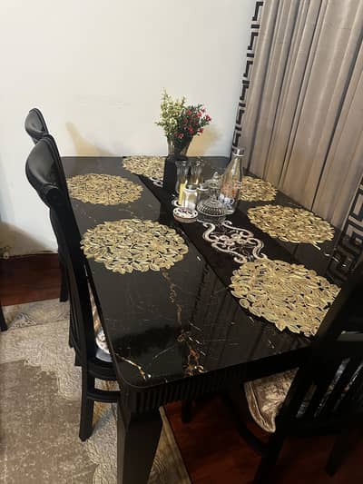 6 seater dinning tabel . Wooden chiars with velvet cushioning.