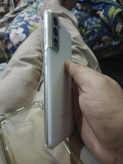 S21 Good condition bs mobil hai id card ki copy mile gee