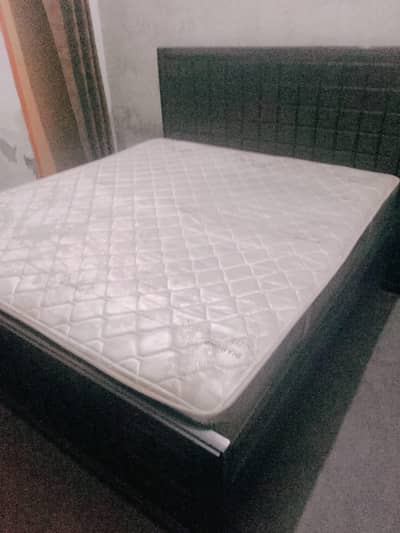 ڈبل بیڈ + میٹرس + سائیڈ ٹیبل فروخت کے لیے | لاہور