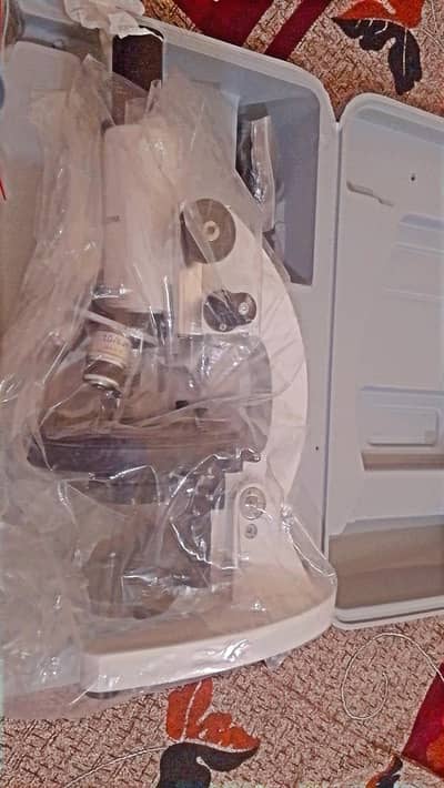 Manual microscope new in condition with 3 different lenses