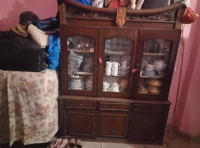 solate larki main bad hain isk sth side table b hain or shokas b hain