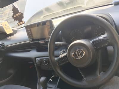 Toyata yaris hatchback pearl white