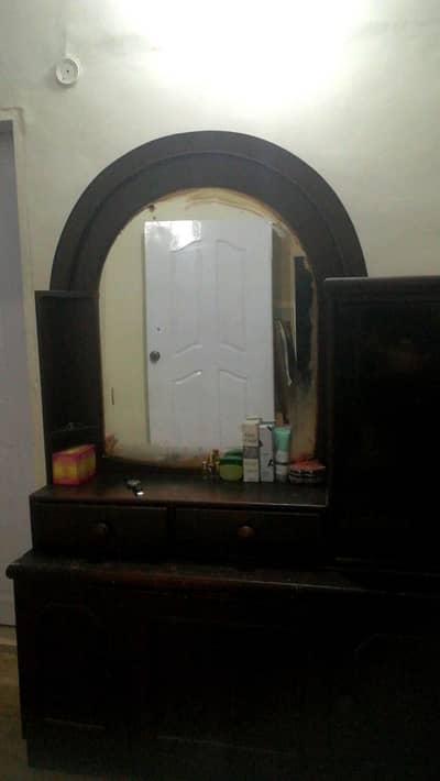 Lasani wood dressing table