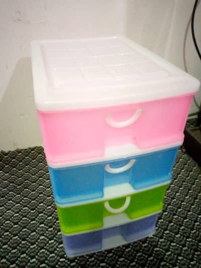 Makeup plastic box 10/9 condition.