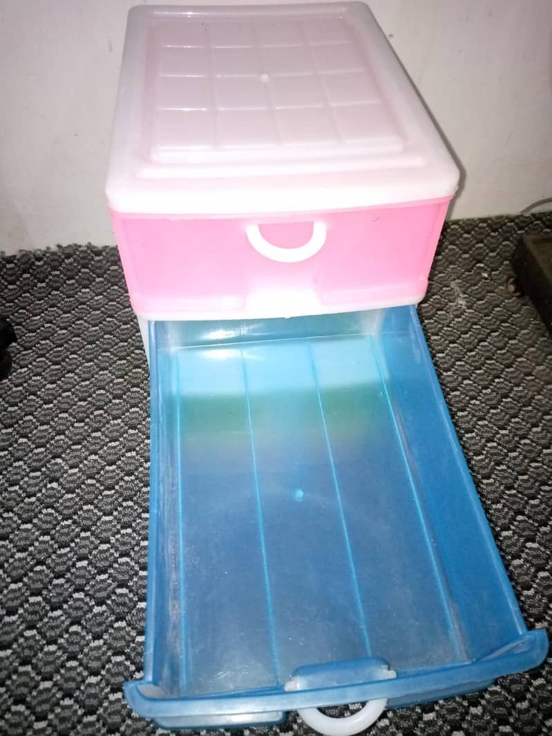 Makeup plastic box 10/9 condition. 1