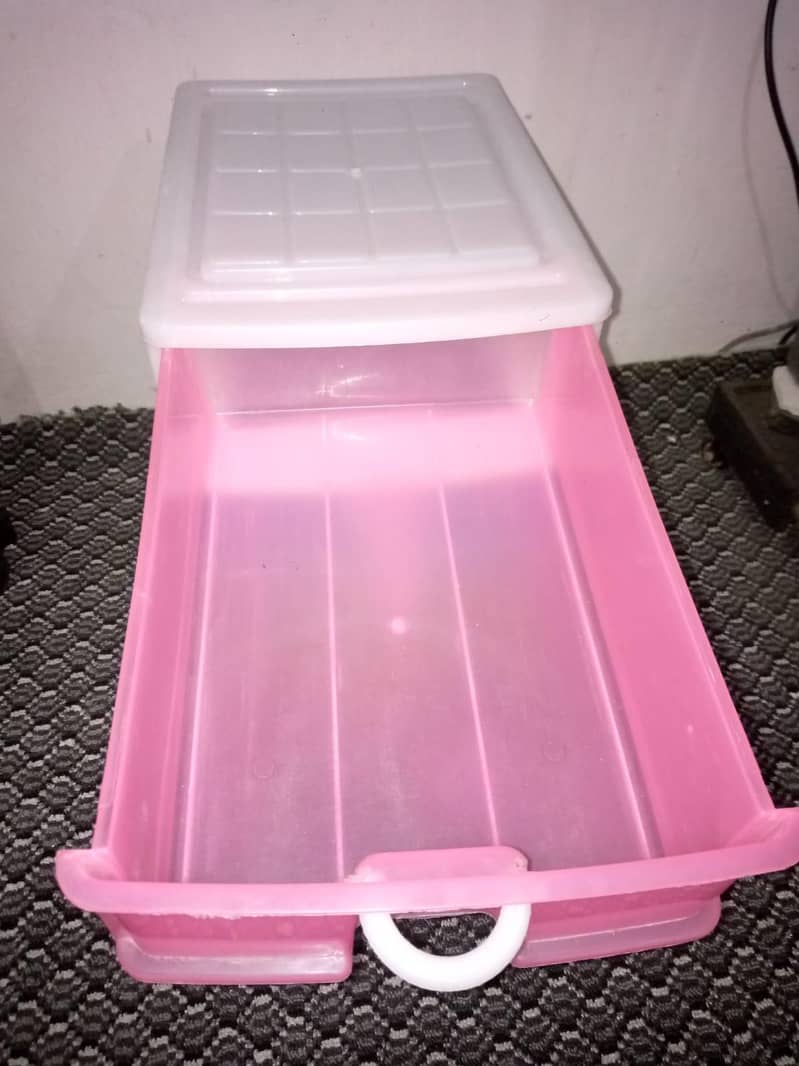 Makeup plastic box 10/9 condition. 2