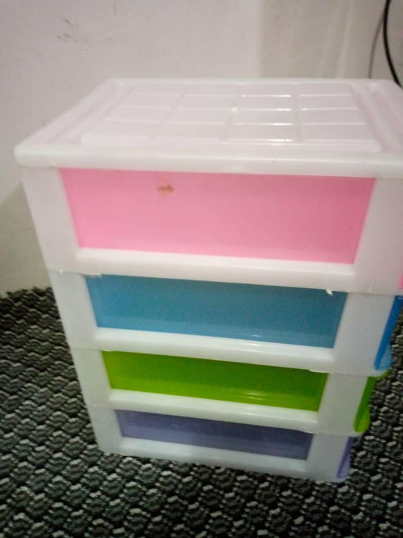 Makeup plastic box 10/9 condition. 3