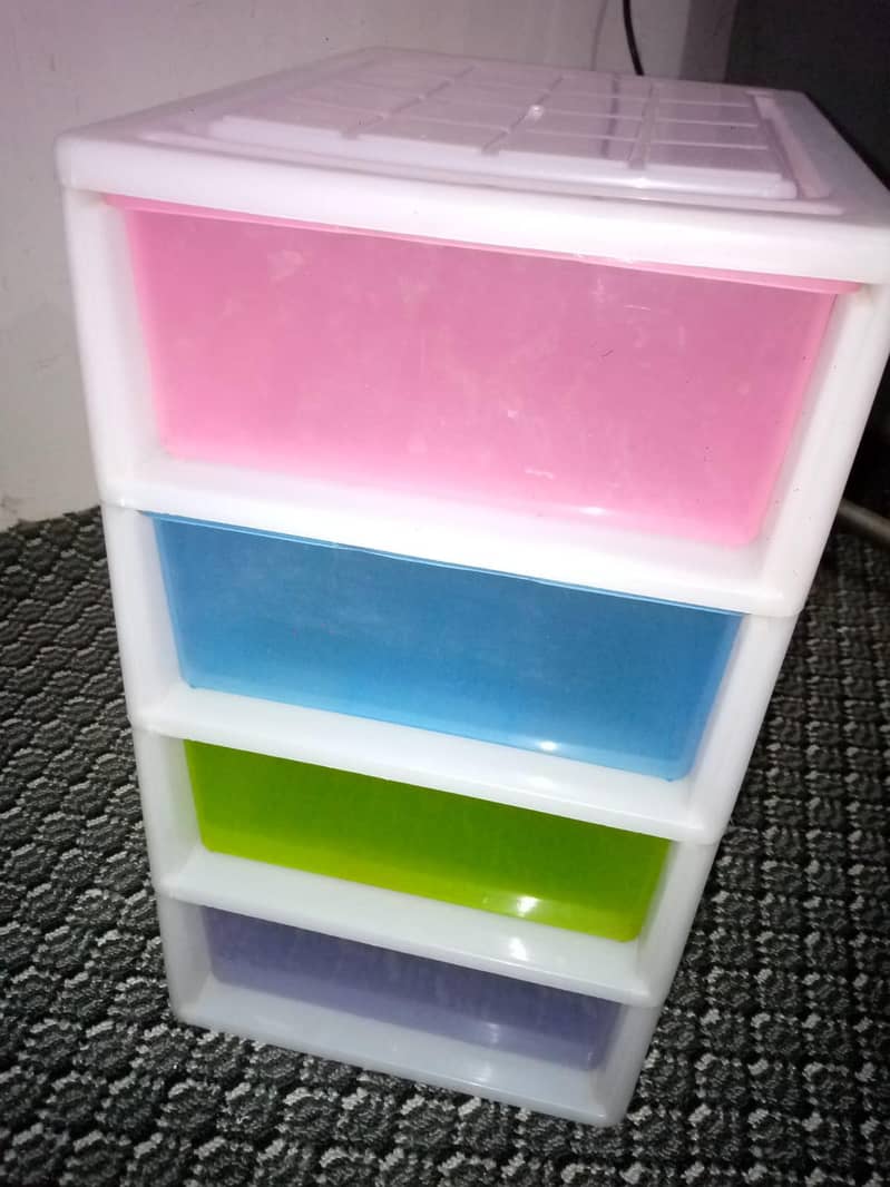 Makeup plastic box 10/9 condition. 4