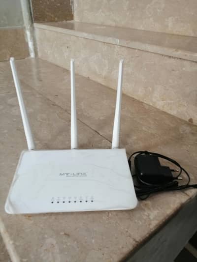 MT- LINK WIFI ROUTER 3 ANTENNA.  Model no Wr950n.