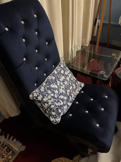 Brand new set of chairs and coffee table