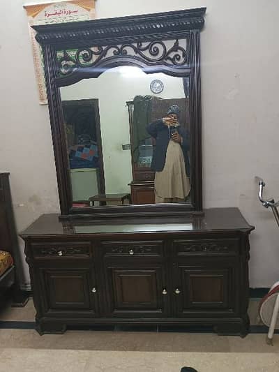 good condition dressing table for sale