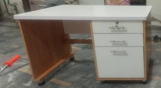 Computer table brand new condition outclass look with 3 drawers