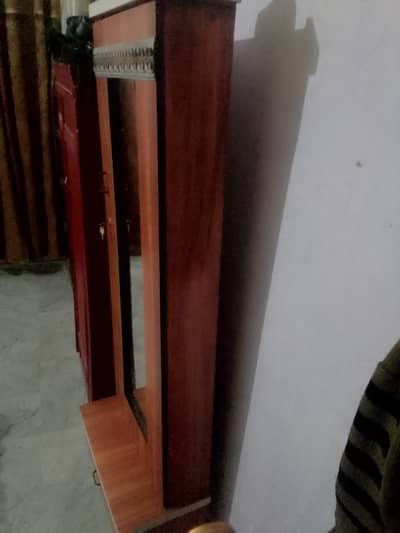 Single Dressing with Mirror – Neat Condition Wooden Single Dressing T