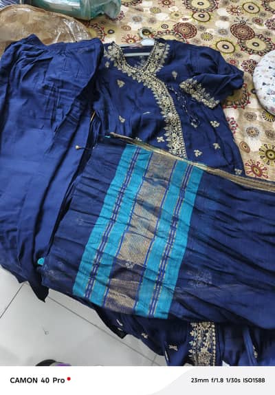 Generation embroidery dress